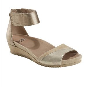 Champagne earth brand shoes, worn 1x perfect condition 9.5 wide